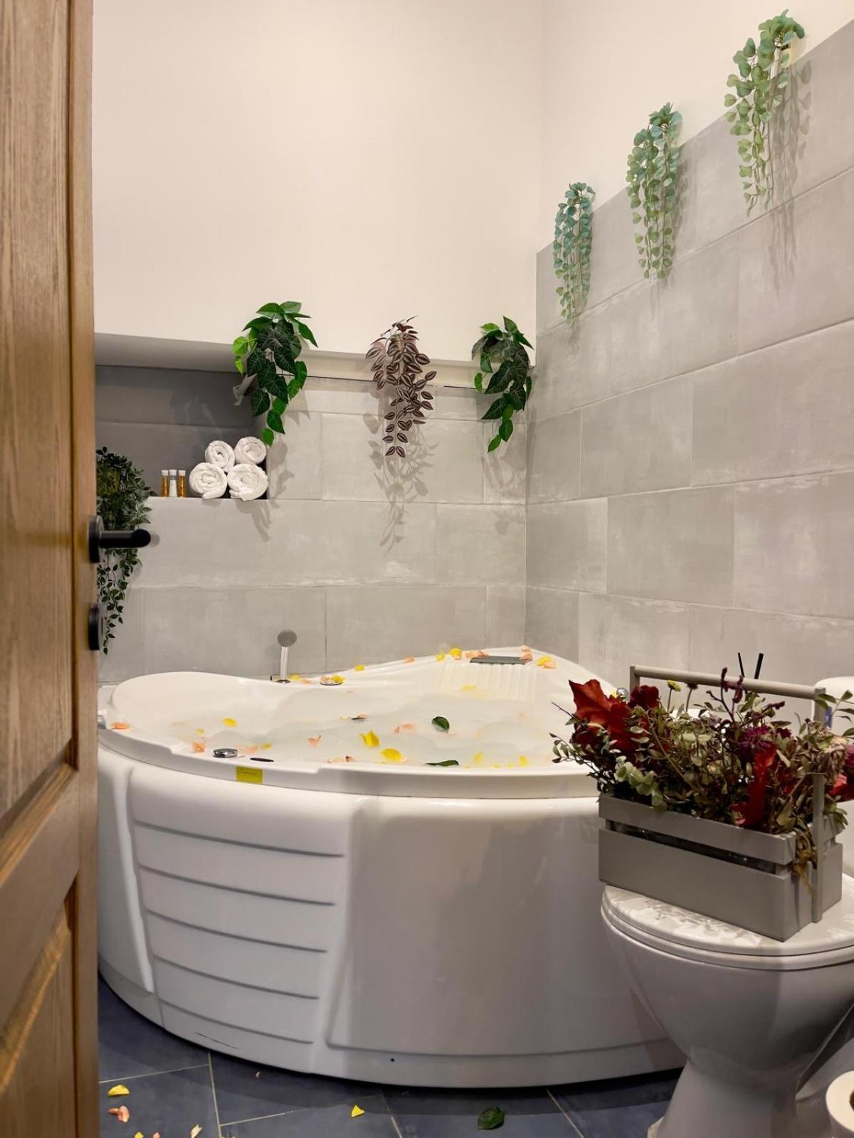 Old Town Jacuzzi Studio 부쿠레슈티 외부 사진
